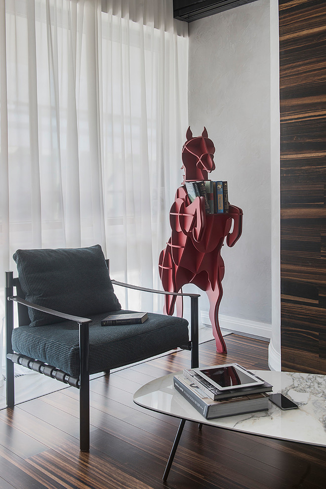Идея дизайна: гостиная комната в современном стиле с серыми стенами, темным паркетным полом и коричневым полом