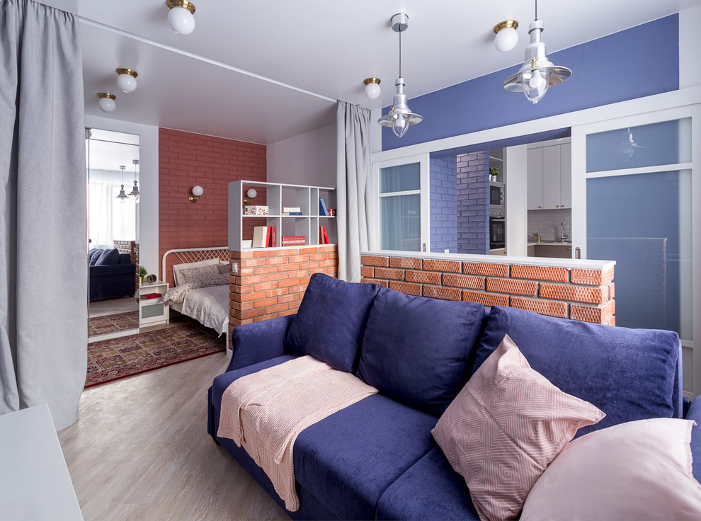 ノボシビルスクにある低価格の小さなコンテンポラリースタイルのおしゃれなLDK (青い壁、クッションフロア、暖炉なし、壁掛け型テレビ、ベージュの床) の写真