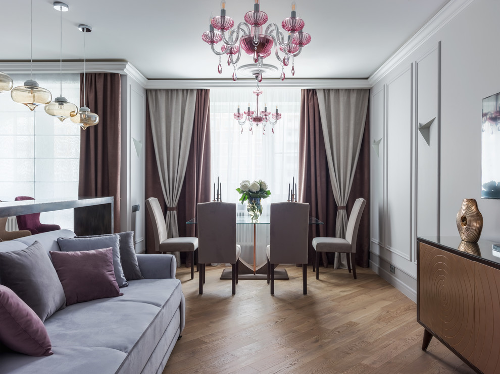Mittelgroßes, Repräsentatives, Offenes Klassisches Wohnzimmer mit weißer Wandfarbe, braunem Holzboden und braunem Boden in Moskau