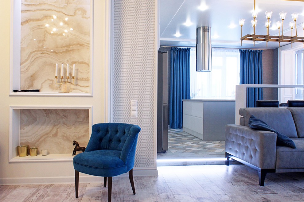 Foto de salón abierto clásico renovado grande con paredes blancas, suelo laminado y suelo multicolor