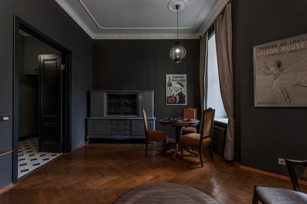 Источник вдохновения для домашнего уюта: гостиная комната в стиле неоклассика (современная классика) с черными стенами, коричневым полом и темным паркетным полом