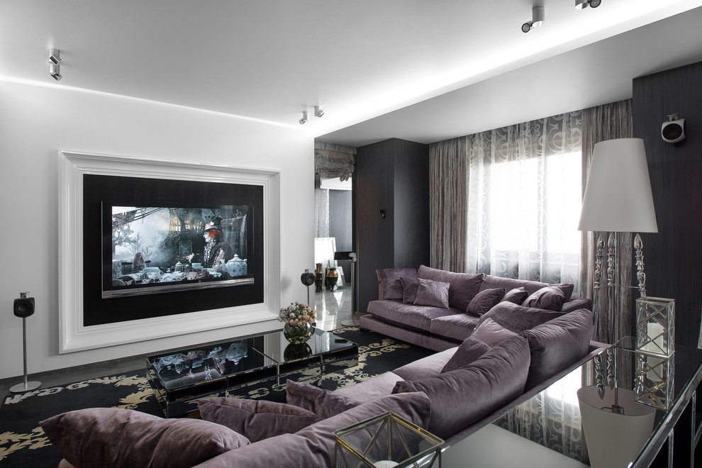 Источник вдохновения для домашнего уюта: парадная, открытая гостиная комната в современном стиле с белыми стенами, ковровым покрытием и телевизором на стене