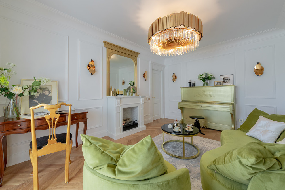 Idee per un soggiorno contemporaneo chiuso con pareti bianche, pavimento in legno massello medio, camino classico e pavimento marrone