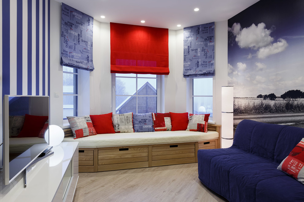 На фото: маленькая изолированная гостиная комната в морском стиле с синими стенами, полом из ламината, отдельно стоящим телевизором и бежевым полом для на участке и в саду с