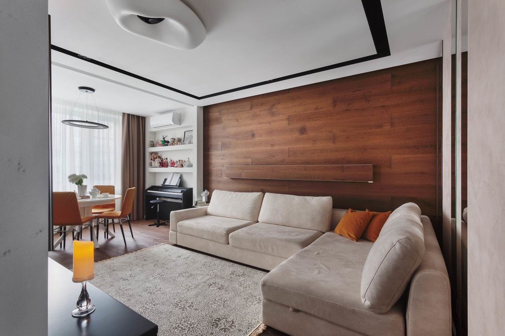 Пример оригинального дизайна: открытая, объединенная гостиная комната среднего размера в современном стиле с белыми стенами, паркетным полом среднего тона, телевизором на стене и коричневым полом