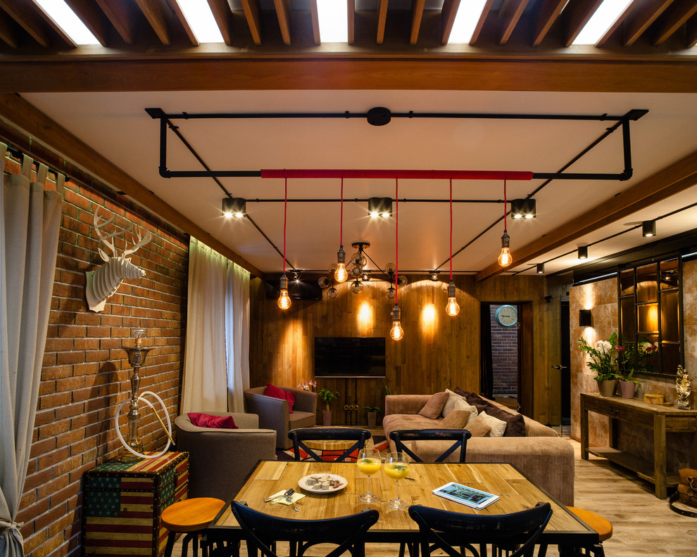 Идея дизайна: открытая гостиная комната среднего размера в стиле лофт с светлым паркетным полом, телевизором на стене, домашним баром и разноцветными стенами без камина