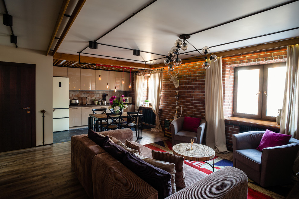 Diseño de salón con barra de bar tipo loft urbano de tamaño medio sin chimenea con paredes multicolor, suelo de madera en tonos medios y televisor colgado en la pared