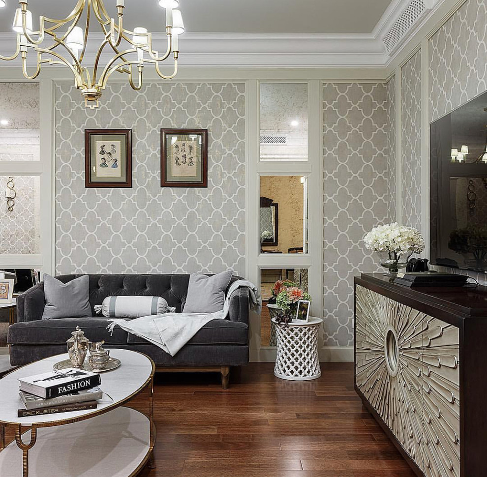 Идея дизайна: парадная, изолированная гостиная комната в классическом стиле с серыми стенами, темным паркетным полом, телевизором на стене, коричневым полом и обоями за телевизором