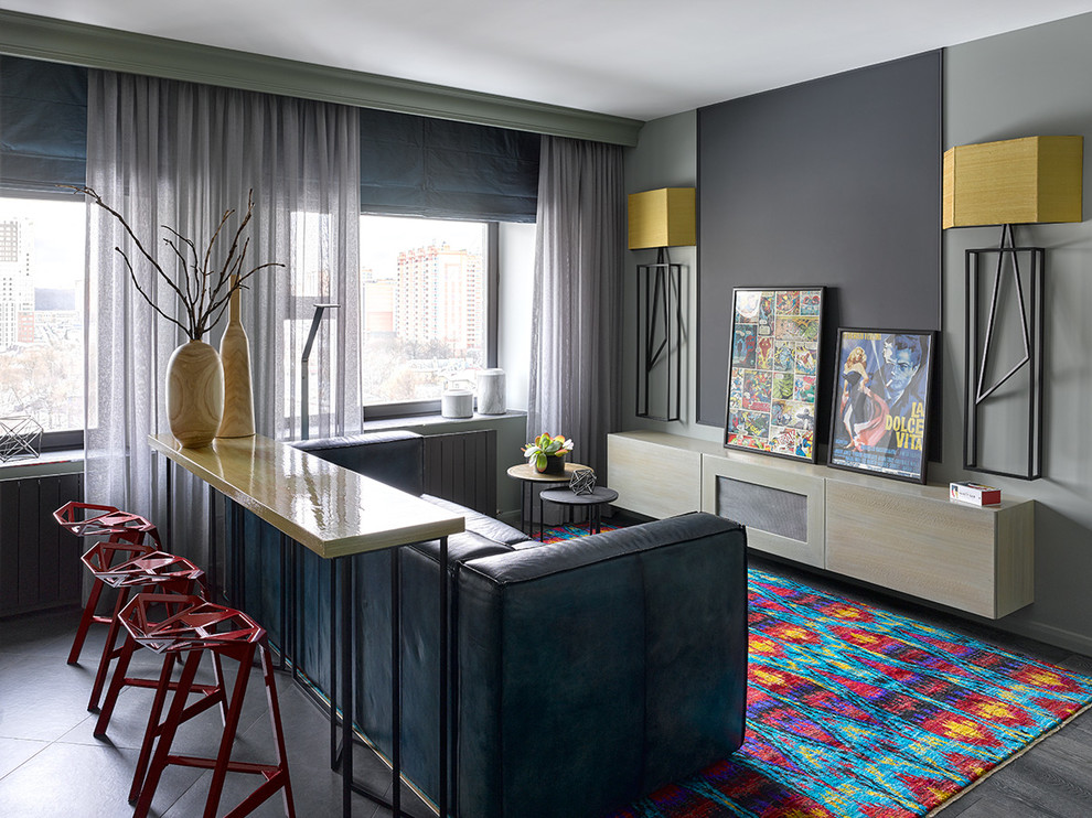 Foto di un soggiorno design aperto con sala formale, pareti grigie, parquet scuro e pavimento grigio