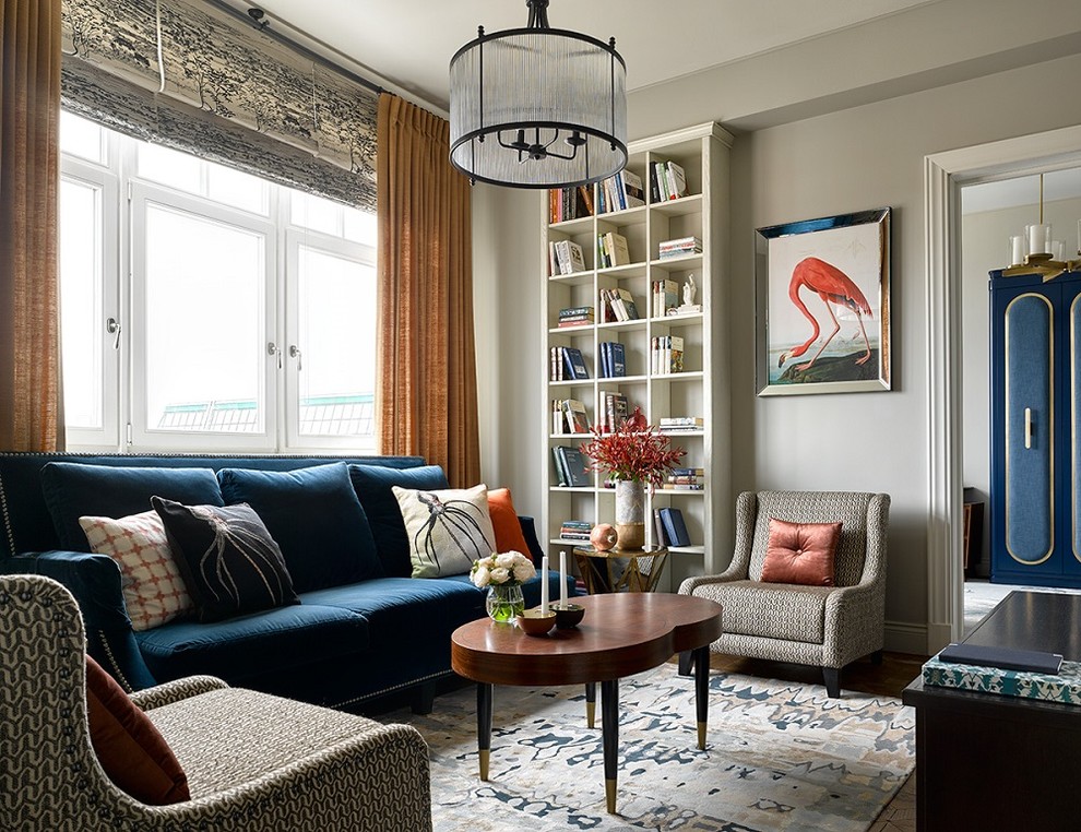 Идея дизайна: гостиная комната в стиле неоклассика (современная классика) с серыми стенами и синим диваном