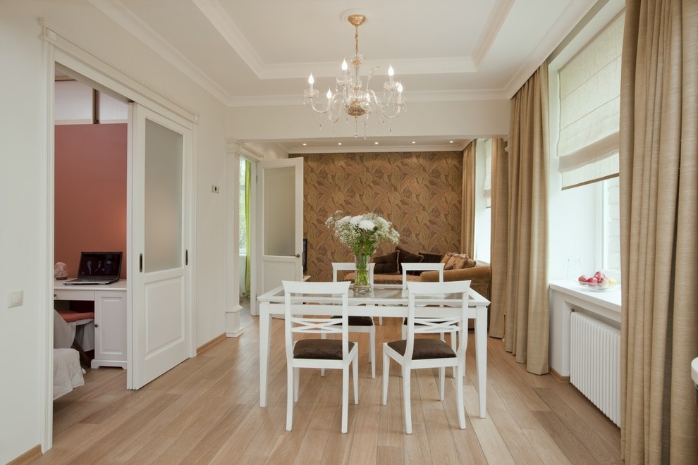 Ejemplo de comedor clásico de tamaño medio con paredes beige y suelo de madera clara