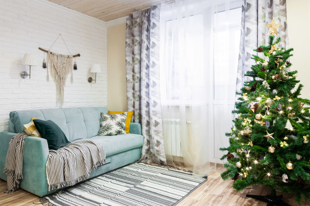 Kleines, Offenes Nordisches Wohnzimmer ohne Kamin mit Laminat, weißer Wandfarbe und beigem Boden in Moskau