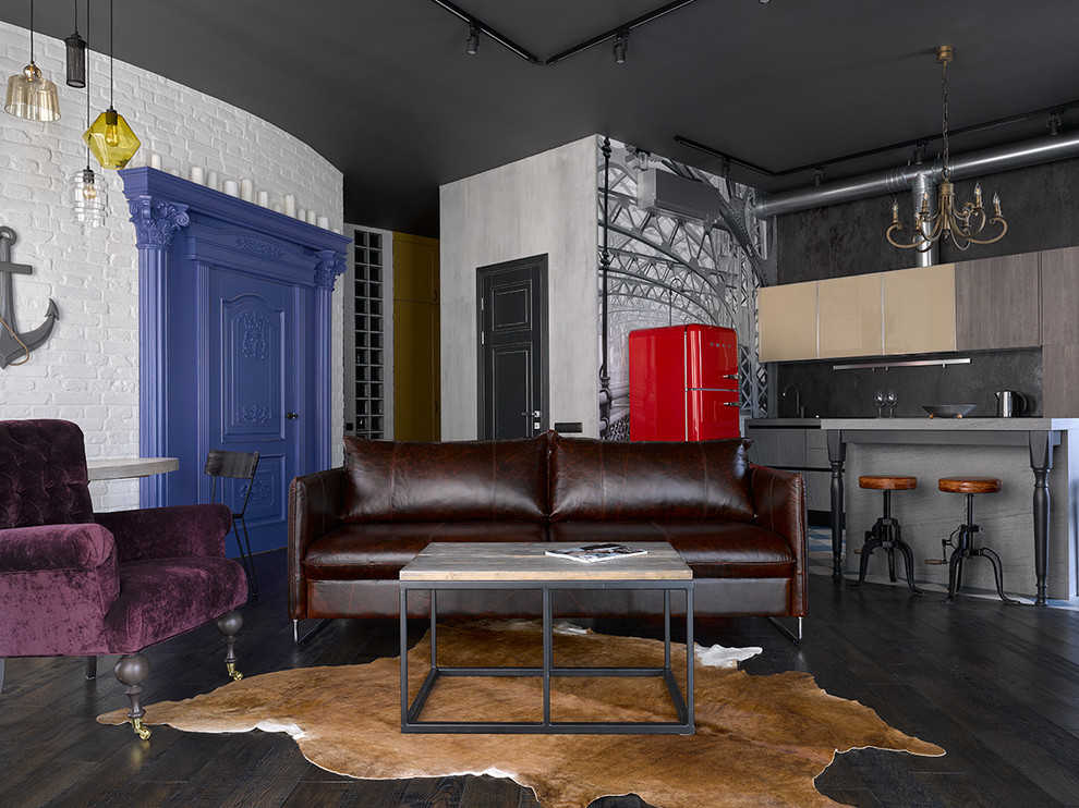 Idee per un soggiorno bohémian aperto con sala formale, pareti multicolore e parquet scuro