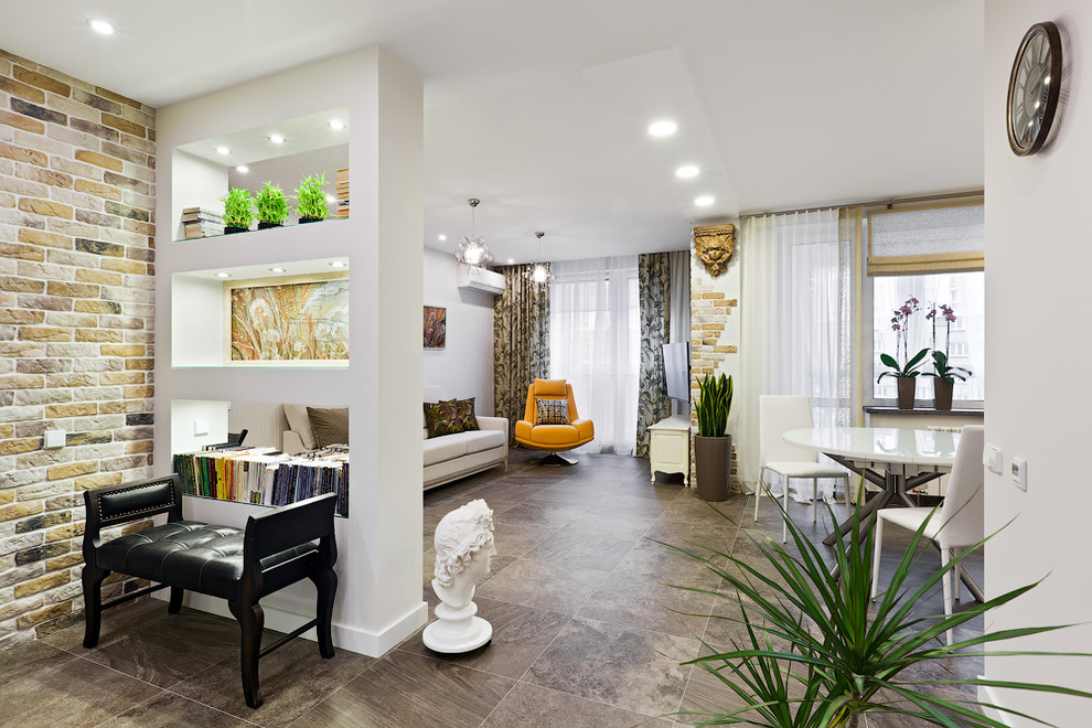 Стильный дизайн: открытая гостиная комната среднего размера в современном стиле с белыми стенами, полом из керамогранита и коричневым полом - последний тренд