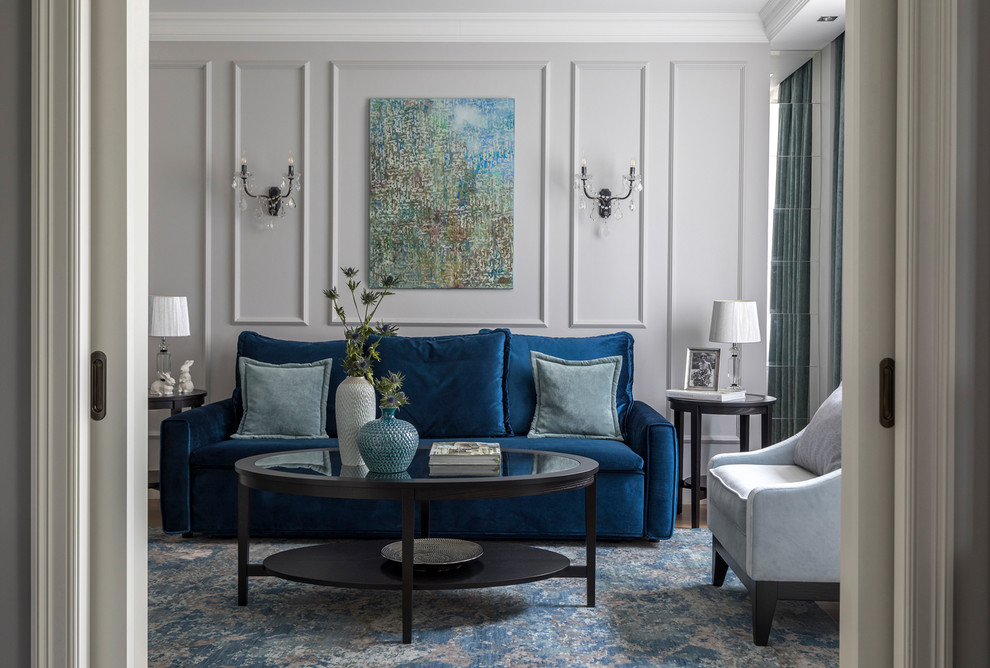 На фото: парадная, изолированная гостиная комната в классическом стиле с серыми стенами и синим диваном
