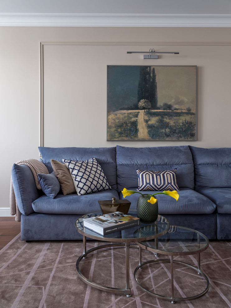Идея дизайна: гостиная комната в стиле неоклассика (современная классика) с синим диваном