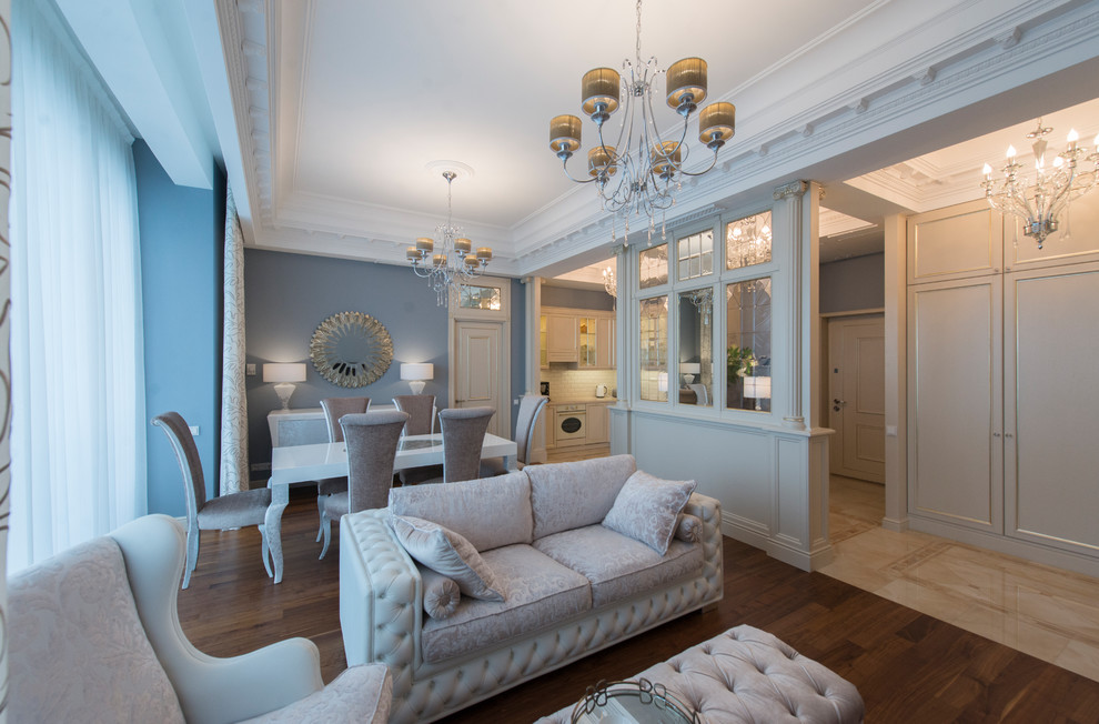 Идея дизайна: открытая гостиная комната среднего размера в стиле неоклассика (современная классика) с синими стенами, паркетным полом среднего тона, телевизором на стене и коричневым полом