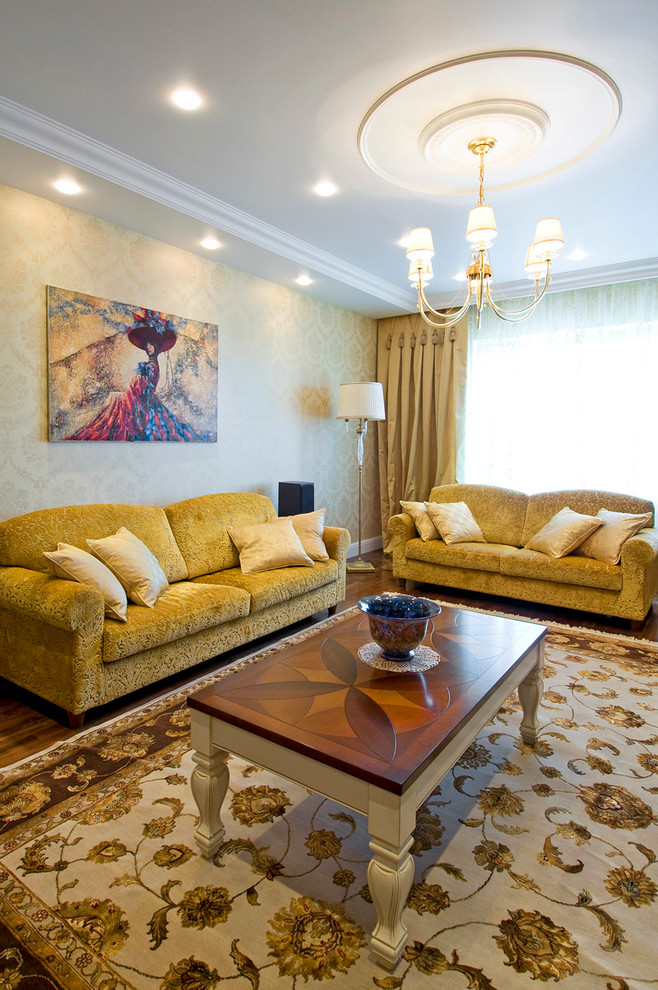 На фото: парадная гостиная комната в классическом стиле с желтыми стенами и красивыми шторами