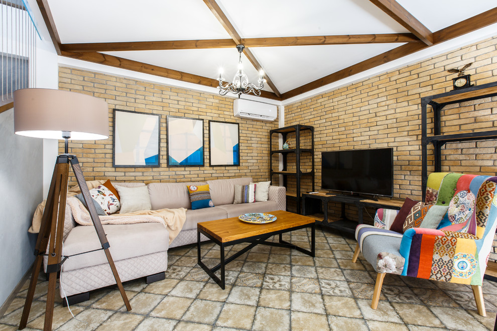 Пример оригинального дизайна: изолированная гостиная комната в стиле неоклассика (современная классика) с белыми стенами, отдельно стоящим телевизором и разноцветным полом