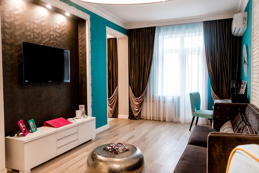 Свежая идея для дизайна: гостиная комната с полом из ламината - отличное фото интерьера