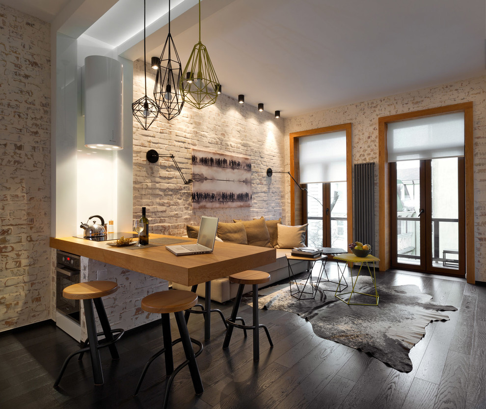 Kleines, Abgetrenntes Industrial Wohnzimmer ohne Kamin mit weißer Wandfarbe, braunem Holzboden und TV-Wand in Sonstige