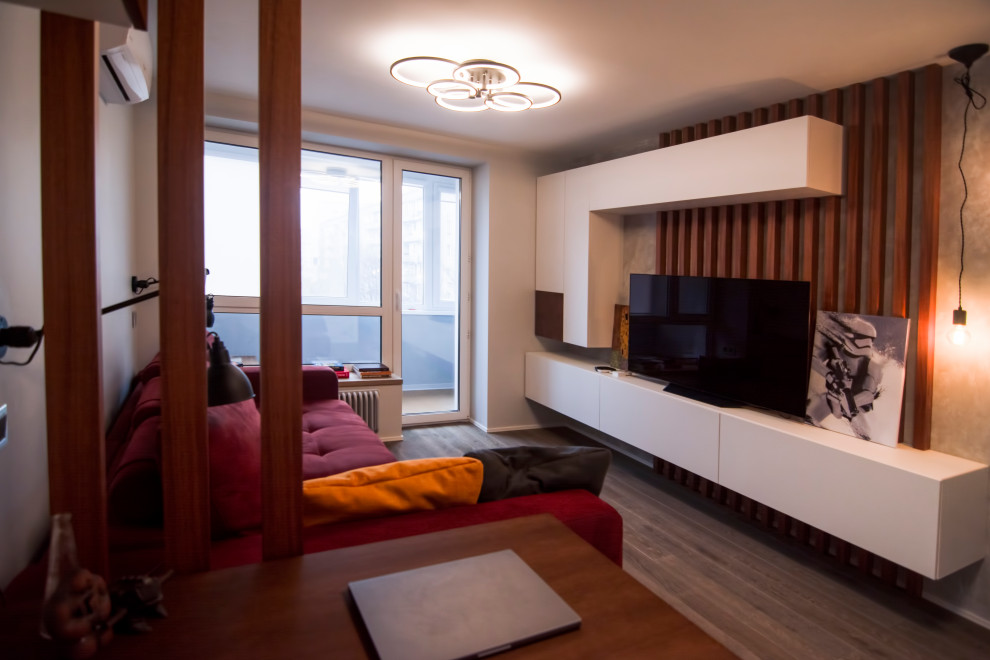 Inspiration för ett litet nordiskt separat vardagsrum, med ett finrum, grå väggar, mellanmörkt trägolv, en fristående TV och brunt golv
