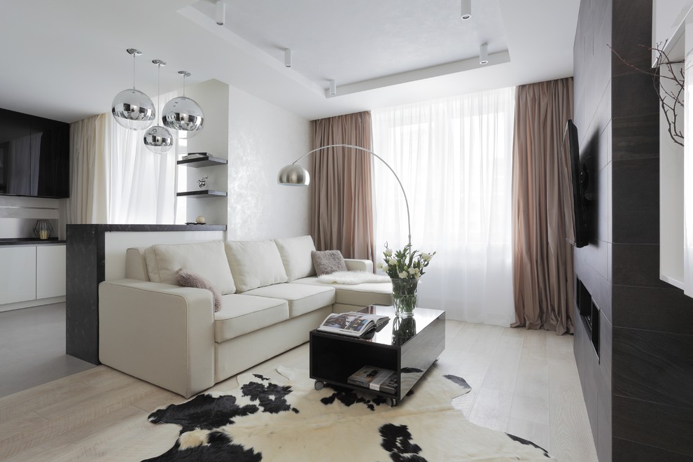 На фото: парадная гостиная комната в современном стиле с белыми стенами и светлым паркетным полом с