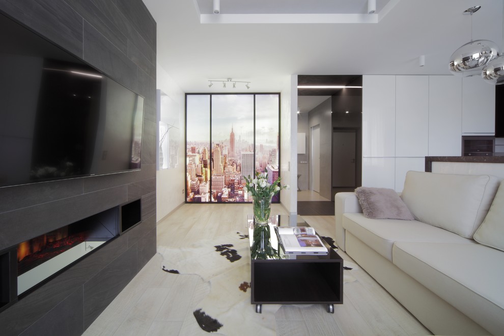 Пример оригинального дизайна: открытая гостиная комната среднего размера с горизонтальным камином и телевизором на стене