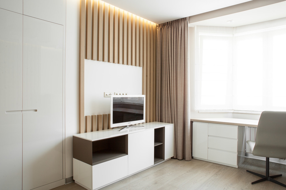 Medium sized contemporary living room in Moscow with a reading nook, white walls, light hardwood flooring, a wall mounted tv and beige floors.