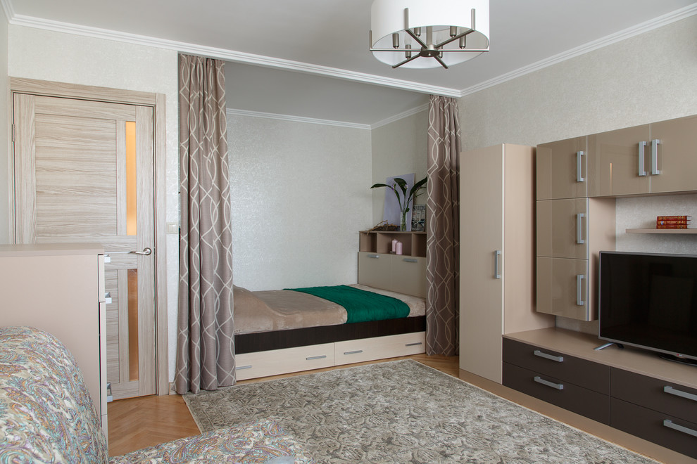 На фото: маленькая гостиная комната в современном стиле с паркетным полом среднего тона и тюлем на окнах для на участке и в саду