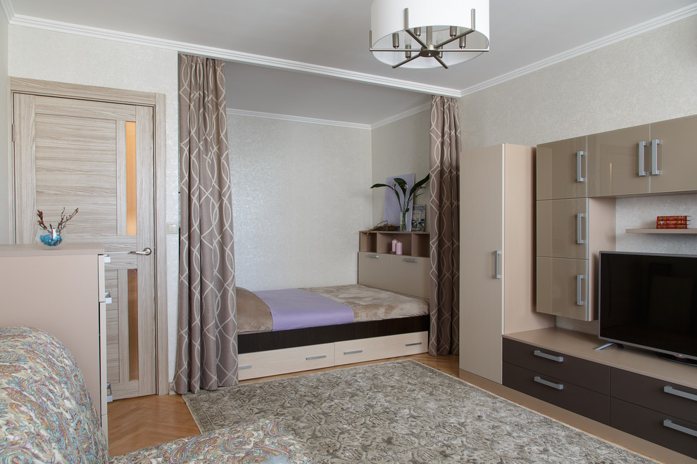 Imagen de salón actual pequeño con suelo de madera en tonos medios