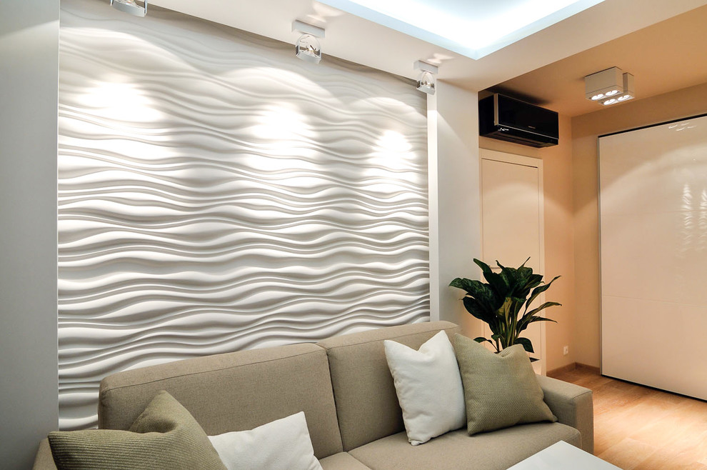 Kleines, Abgetrenntes Modernes Wohnzimmer mit weißer Wandfarbe, hellem Holzboden und TV-Wand in Moskau