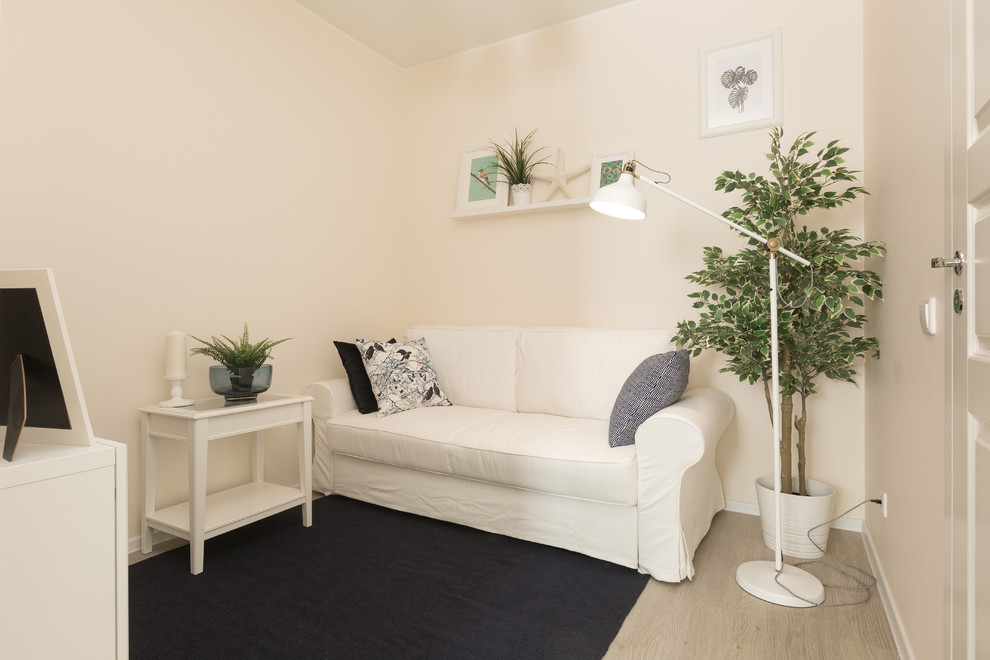 Idee per un soggiorno nordico di medie dimensioni e aperto con pareti beige, pavimento in laminato e pavimento beige