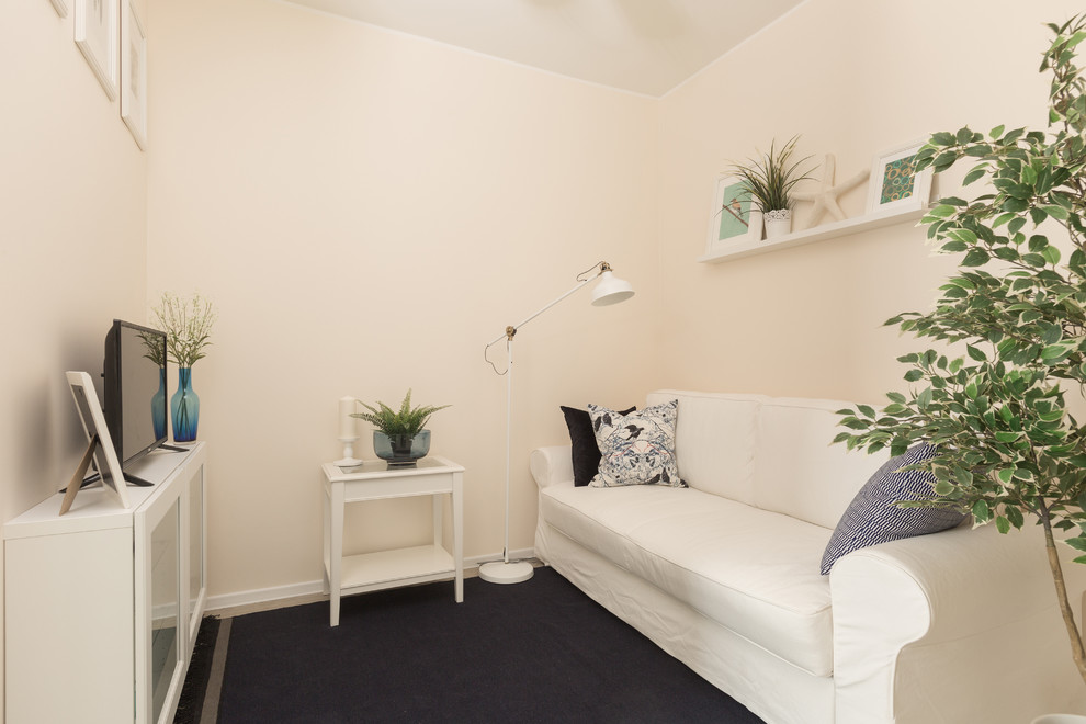Esempio di un soggiorno nordico di medie dimensioni e aperto con pareti beige, pavimento in laminato e pavimento beige