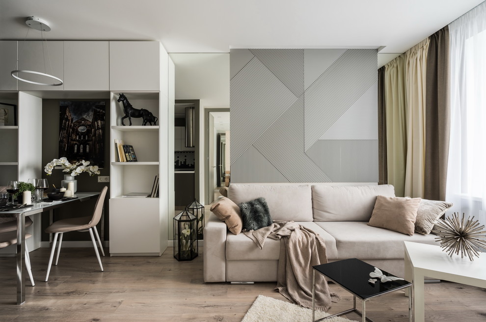 Esempio di un soggiorno minimal aperto con pavimento in legno massello medio e pavimento marrone