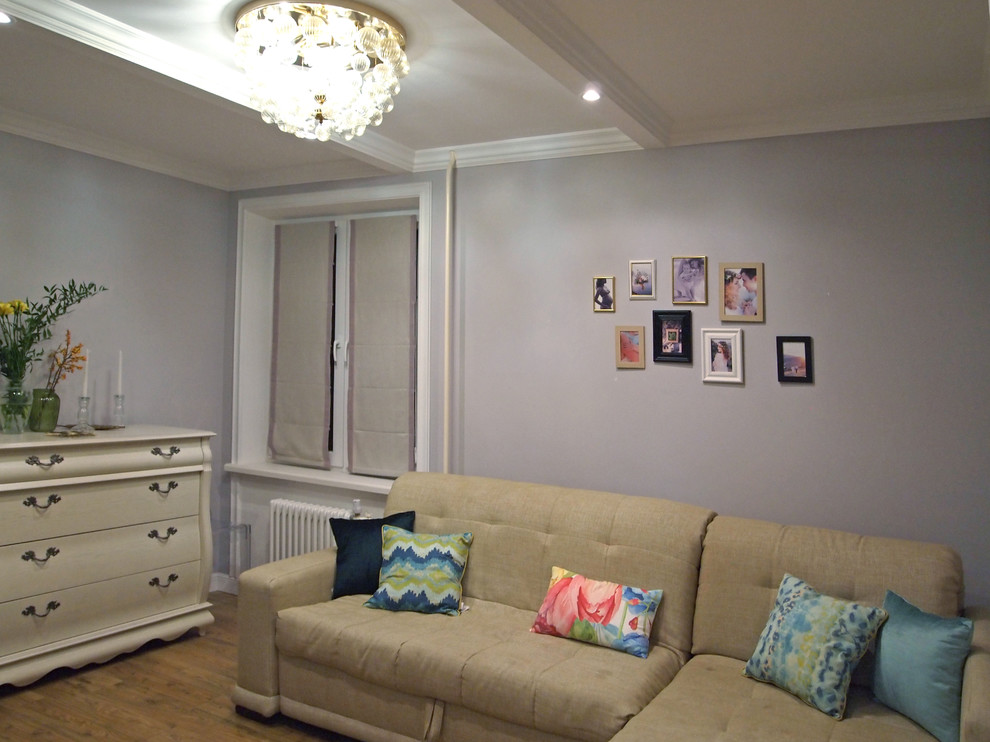 Modelo de salón nórdico pequeño sin televisor con paredes grises, suelo laminado y suelo beige