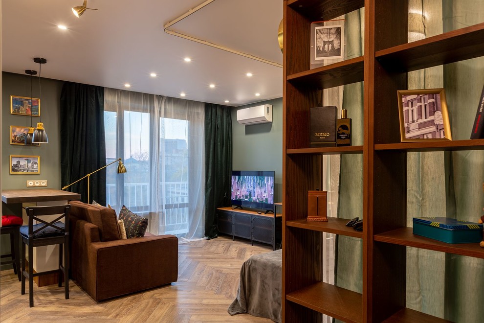 Diseño de salón abierto nórdico pequeño con paredes verdes, suelo de madera oscura, televisor independiente y suelo marrón