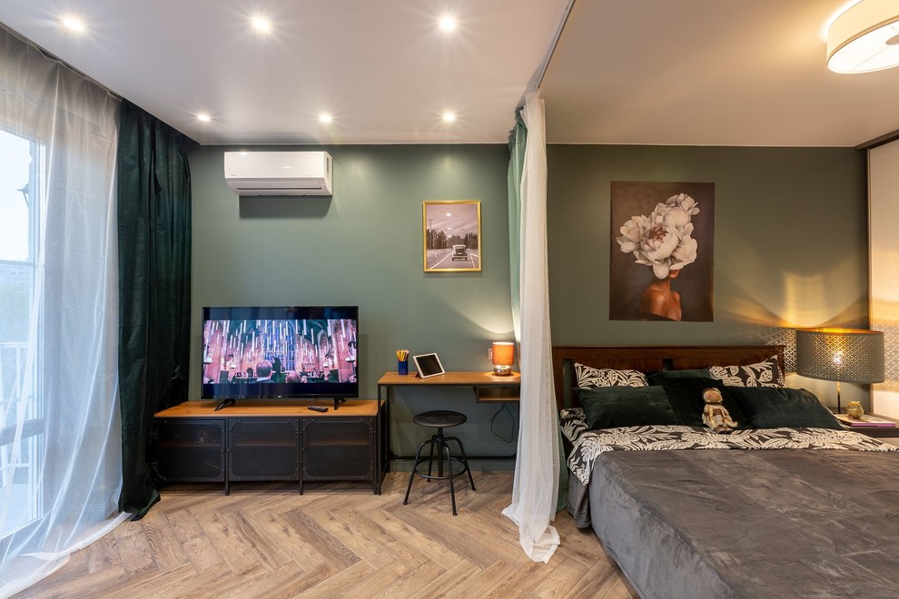 Cette image montre un petit salon nordique ouvert avec un mur vert, parquet foncé, un téléviseur indépendant et un sol marron.