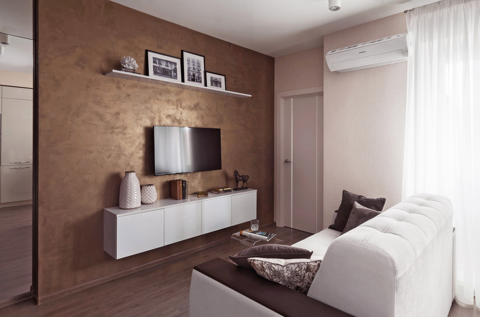 Источник вдохновения для домашнего уюта: гостиная комната в современном стиле с коричневыми стенами и телевизором на стене