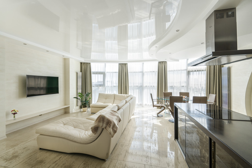 Imagen de salón para visitas abierto actual con paredes blancas y televisor colgado en la pared