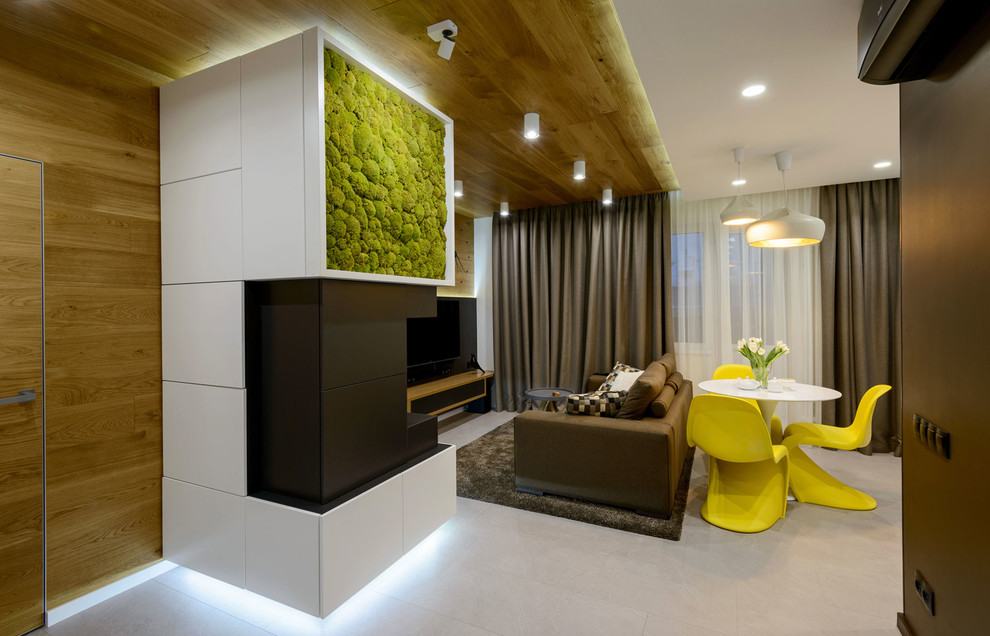 Свежая идея для дизайна: парадная, открытая, объединенная гостиная комната в современном стиле с коричневыми стенами, стандартным камином, серым полом и телевизором на стене - отличное фото интерьера