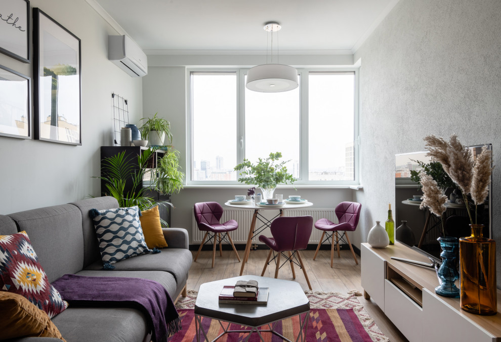 Mittelgroßes Modernes Wohnzimmer mit grauer Wandfarbe, TV-Wand und beigem Boden in Moskau