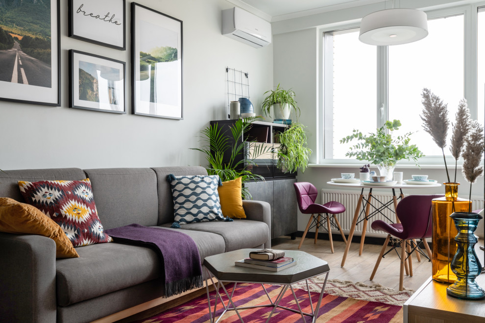 Свежая идея для дизайна: гостиная комната среднего размера в современном стиле с серыми стенами и бежевым полом - отличное фото интерьера