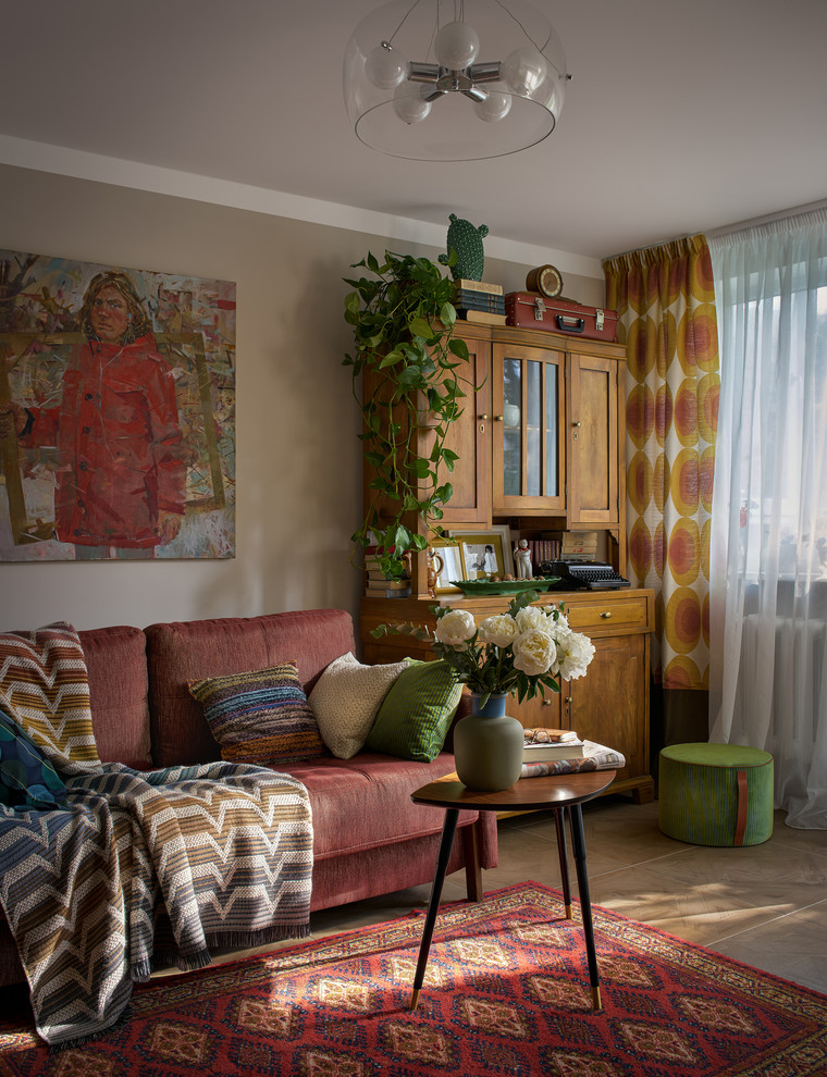 Пример оригинального дизайна: маленькая открытая гостиная комната в стиле фьюжн с серыми стенами, полом из керамогранита и коричневым полом для на участке и в саду
