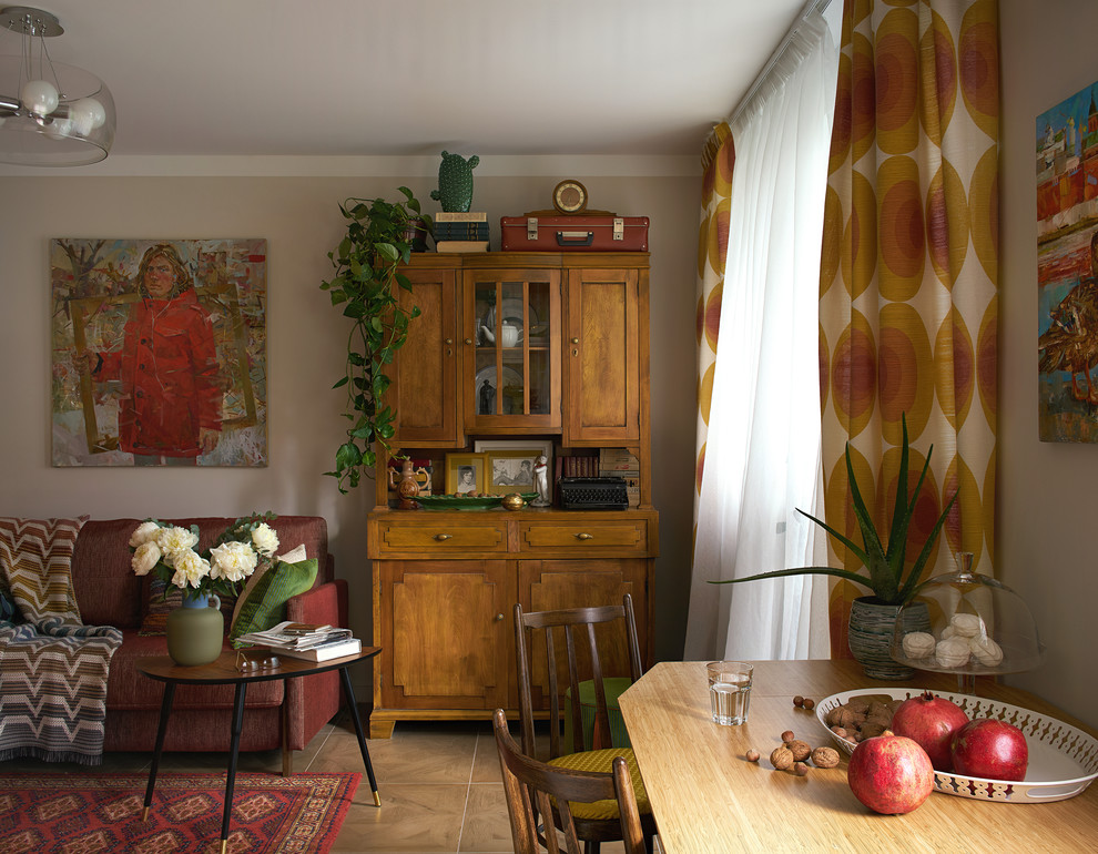 Foto de salón abierto bohemio pequeño con paredes grises, suelo de baldosas de porcelana y suelo marrón