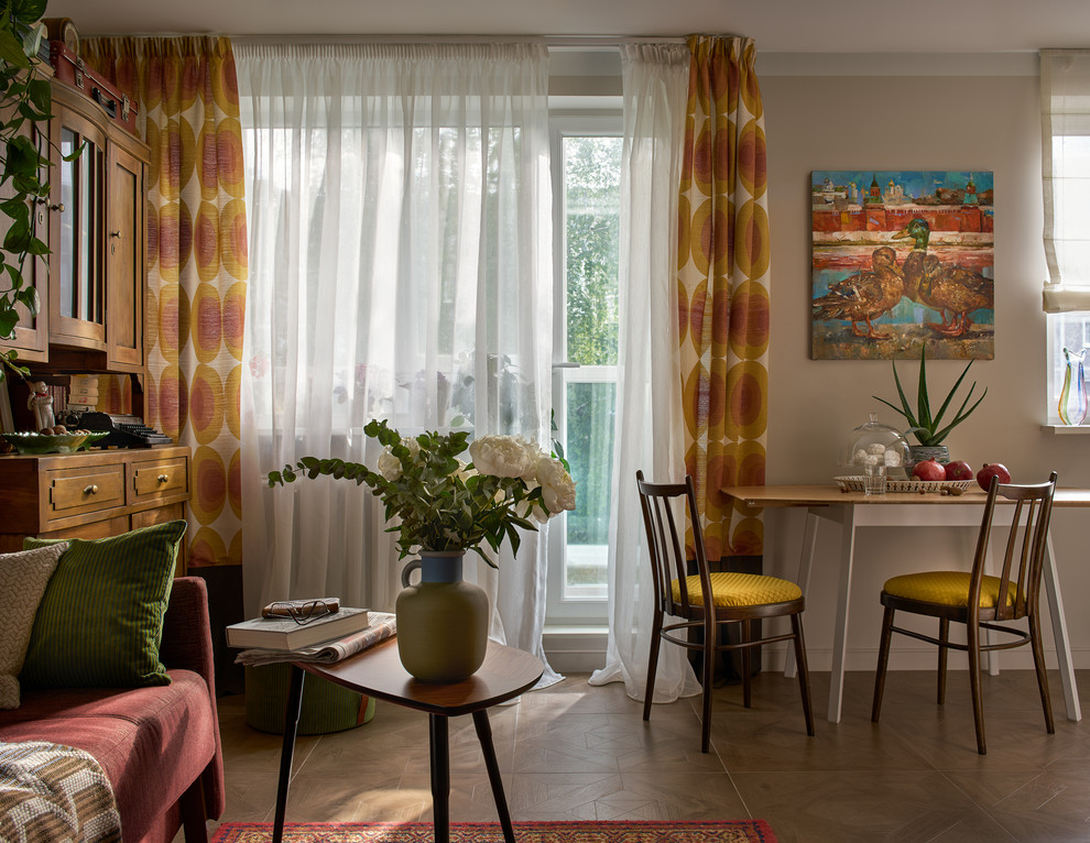 На фото: маленькая открытая гостиная комната в стиле фьюжн с серыми стенами, полом из керамогранита и коричневым полом для на участке и в саду с