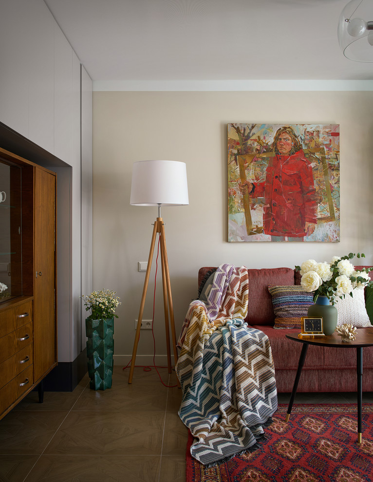 Idee per un piccolo soggiorno bohémian aperto con pareti grigie, pavimento in gres porcellanato e pavimento marrone