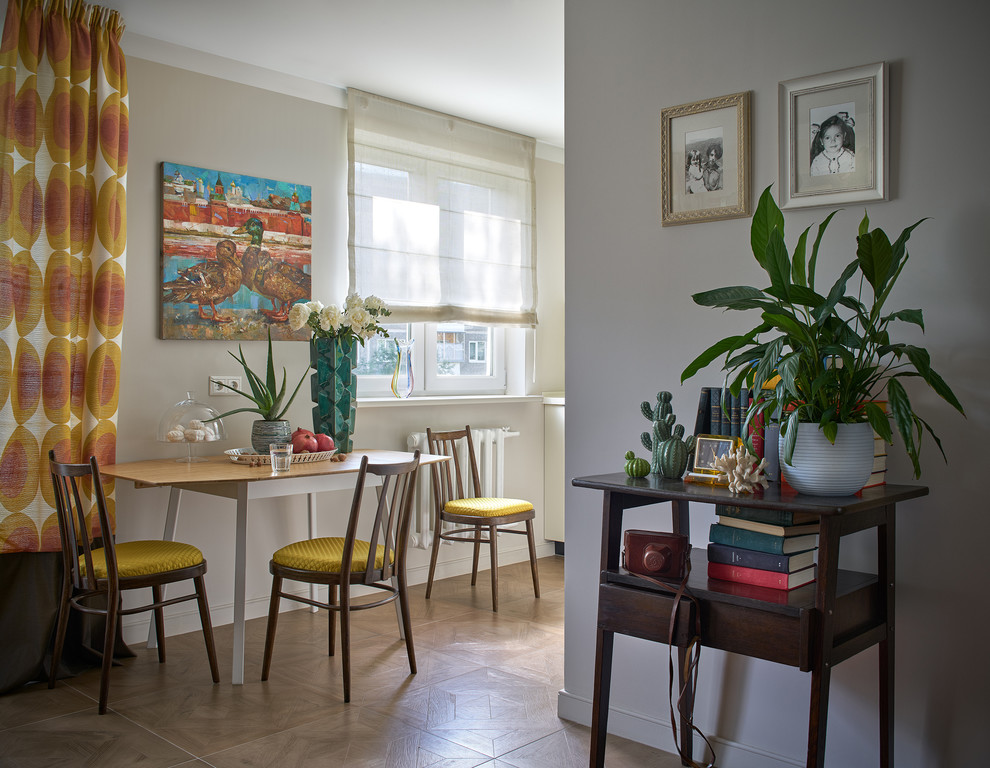 Kleines, Offenes Eklektisches Wohnzimmer mit grauer Wandfarbe, Porzellan-Bodenfliesen und braunem Boden in Jekaterinburg