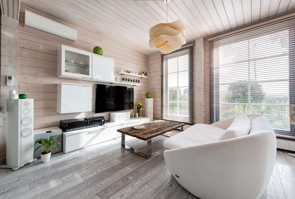 Offenes Modernes Wohnzimmer ohne Kamin mit hellem Holzboden und TV-Wand in Moskau