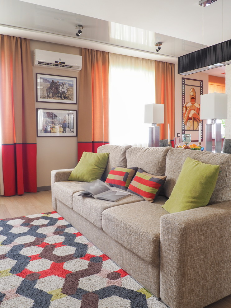 Стильный дизайн: гостиная комната в современном стиле с бежевыми стенами и светлым паркетным полом - последний тренд